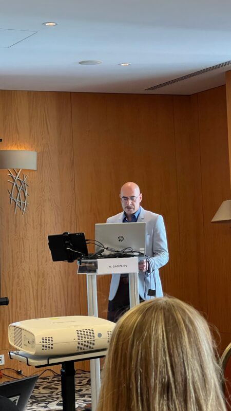 Andrej Gadžijev, direktor Slovenija-transplanta, med predstavitvijo referata na kongresu.